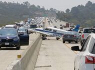 KÜÇÜK UÇAK OTOYOLA ACİL İNİŞ YAPTI!