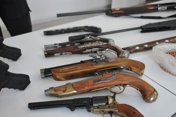 İSTANBUL HAVALİMANI’NDA ANTİKA SİLAH YAKALANDI