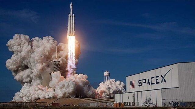 KONTROLDEN ÇIKAN SPACEX ROKETİ AY’A DOĞRU GİDİYOR