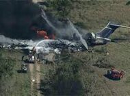 ALEV TOPUNA DÖNEN UÇAKTA MUCİZE KURTULUŞ(videolu)