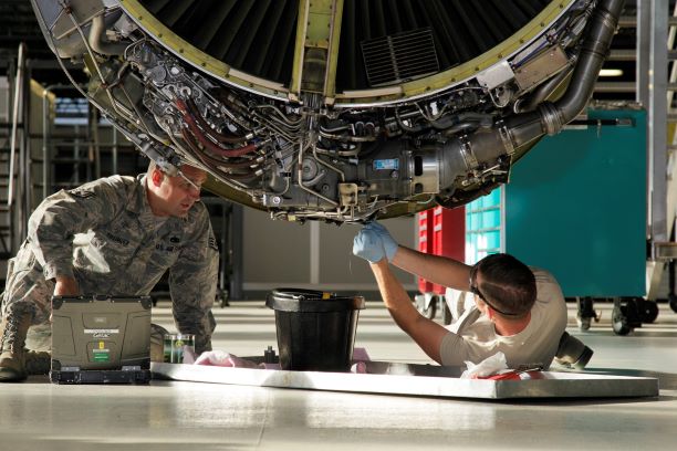 UÇAK BAKIMCISI BULAŞIKÇI KADROSUNDA!