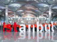 İSTANBUL HAVALİMANI’NDA GENÇLER GÖNÜLLÜ YARDIMCI OLDU