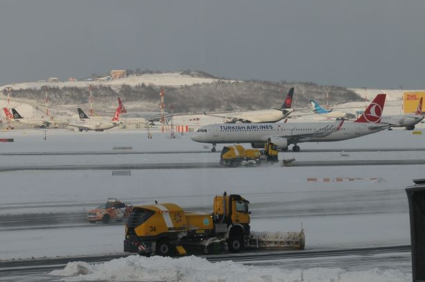 İSTANBUL HAVALİMANI’NDA KARLA MÜCADELE DEVAM EDİYOR