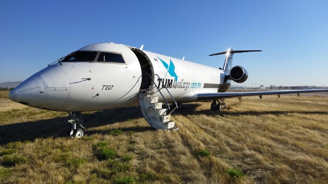 PİSTTEN ÇIKAN UÇAK TOPRAK ZEMİNDE DURABİLDİ