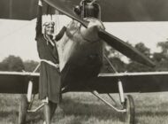 EFSANE KADIN PİLOTUN UÇUŞ ŞAPKASI SATIŞA SUNULUYOR