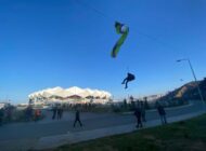 PARAŞÜT ELEKTRİK TELLERİNE DOLANDI