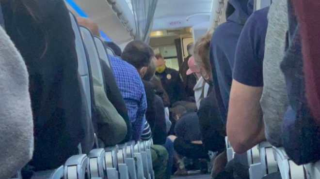 UÇAKTA OLAY ÇIKARDI!