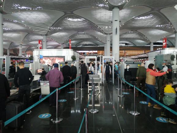 HAVALİMANINA GİRİŞTE BİLET KONTROL UYGULAMASI KALDIRILDI