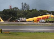 ACİL İNİŞ YAPAN KARGO UÇAĞI İKİYE BÖLÜNDÜ(videolu)