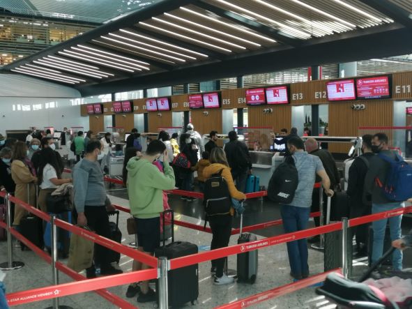 İSTANBUL HAVALİMANI’NDA BAYRAM YOĞUNLUĞU