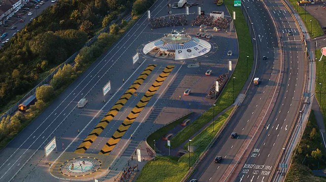 İNGİLTERE’DE UÇAN ARABA HAVALİMANI AÇILDI