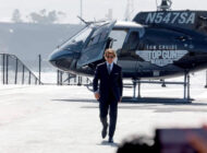 TOM CRUİSE, MAVERİCK PRÖMİYERİNE HELİKOPTERLE İNDİ