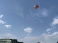 ANNE İLE KIZI PARAŞÜTTE ASILI KALDI