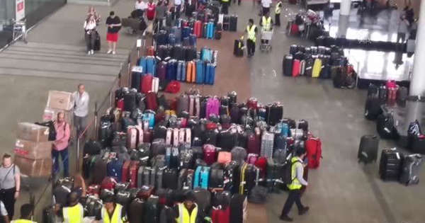 HEATROW HAVALİMANI’NDA BAGAJ SİSTEMİ ARIZALANDI