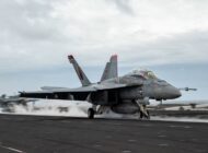 ABD JETİ UÇAK GEMİSİNDEN DENİZE DÜŞTÜ!