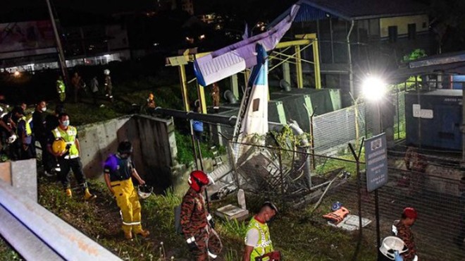 MALEZYA’DA EĞİTİM UÇAĞI DÜŞTÜ!