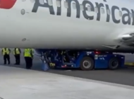 PUSHBACK ARACI UÇAĞIN ALTINDA GİRDİ (videolu)