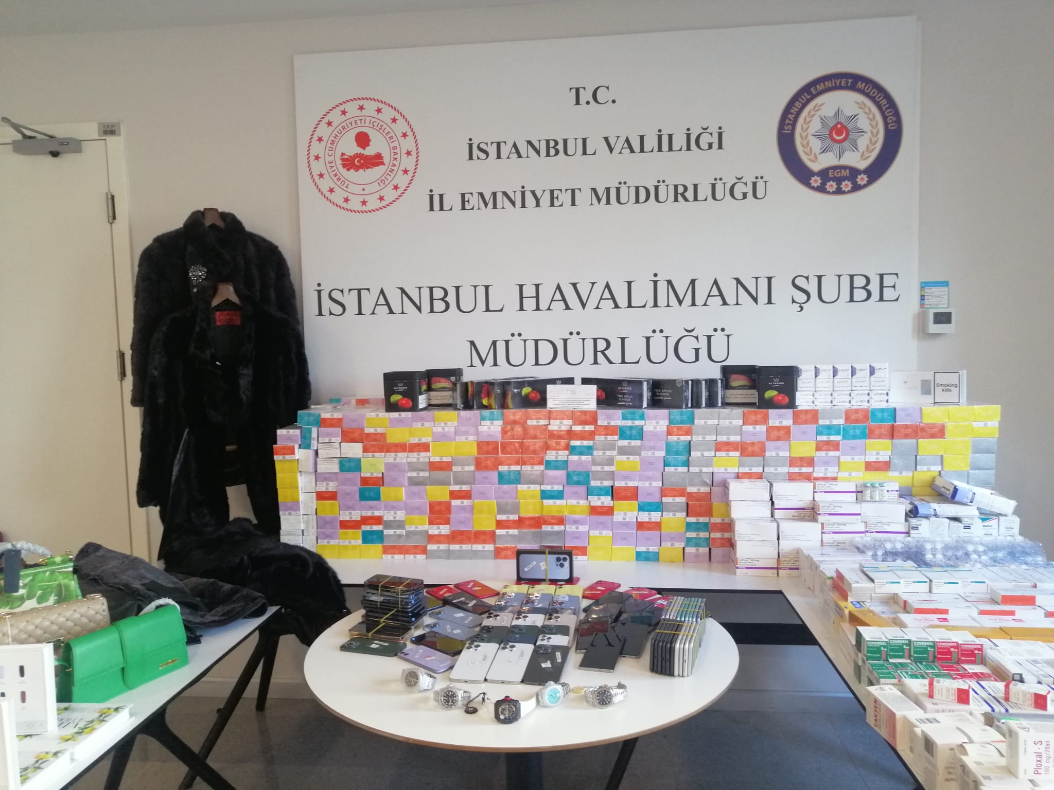 İSTANBUL HAVALİMANI’NDA 26 MİLYON LİRA DEĞERİNDE KAÇAK EŞYA YAKALANDI