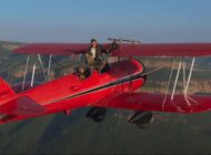 TOM CRUİSE UÇAK ÜSTÜNDE HAYRANLARINA SESLENDİ(videolu)