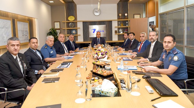 BAKAN ERSOY ANTALYA HAVALİMANI’NDA