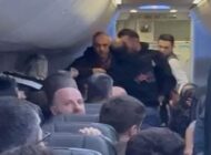 TELEFON KAVGASI UÇAĞI PİSTTEN DÖNDÜRDÜ