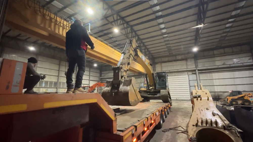 İGA DEPREM BÖLGESİNE İŞ MAKİNELERİ GÖNDERDİ