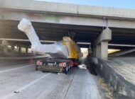 HELİKOPTER NAKİL SIRASINDA KÖPRÜYE SIKIŞTI