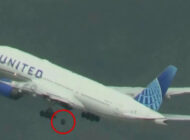 UÇAĞIN TEKERLEĞİ ARAÇLARIN ÜZERİNE DÜŞTÜ