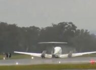 İNİŞ TAKIMLARI AÇILMAYAN UÇAK GÖVDE ÜZERİ İNDİ