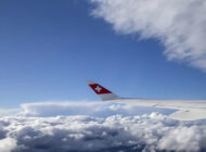 ACİL İNİŞ YAPAN UÇAKTA KABİN GÖREVLİSİ HAYATINI KAYBETTİ