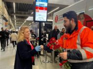 HAVAİST YOLCULARINI ÇİÇEKLERLE KARŞILADI