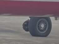 KALKIŞTA UÇAĞIN LASTİĞİ KOPTU