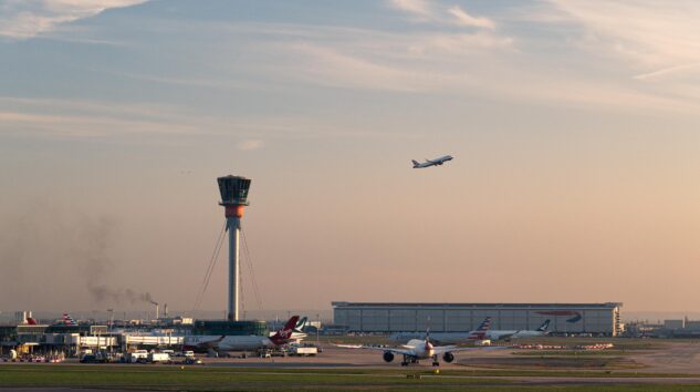 HEATHROW HAVALİMANI’NDA 20 YILLIK UYGULAMA KALDIRILDI