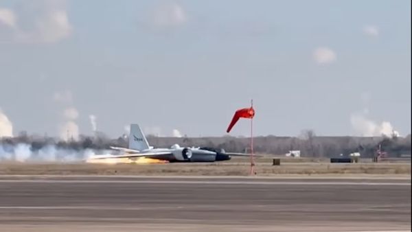 NASA UÇAĞI ALEV ALDI, ACİL İNİŞ YAPTI!