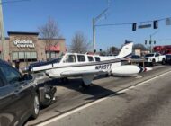 OTOYOLA ACİL İNİŞ YAPAN UÇAK ARAÇLARA ÇARPTI