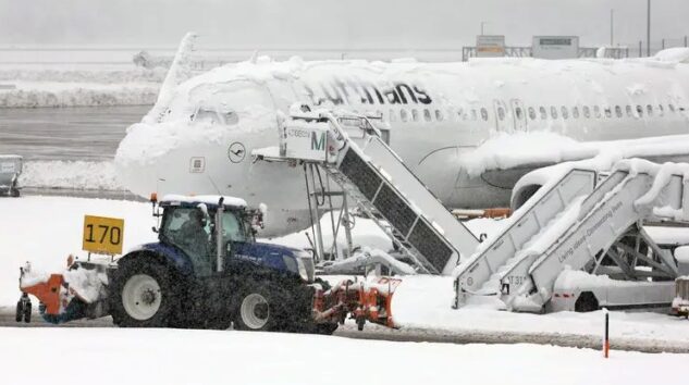 UÇAMAYAN YOLCULAR GECEYİ UÇAKTA GEÇİRDİ