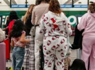 HAVALİMANINDA ŞAŞKINLIK UYANDIRAN PİJAMA KARARI