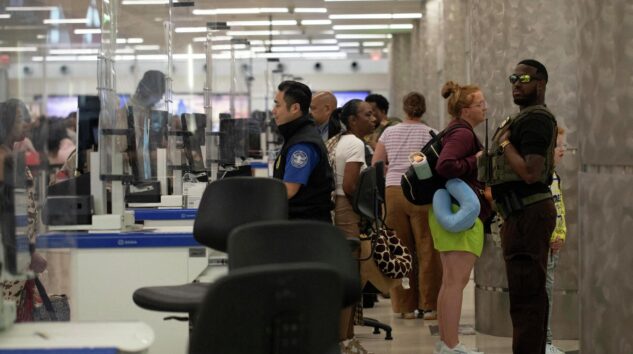 ABD’DE HAVALİMANLARI’NDA KAOS SÜRÜYOR