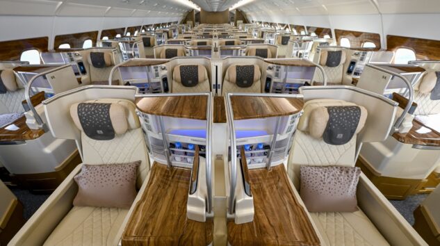 EMIRATES YENİLENEN İLK A380 UÇAĞINI HİZMETE ALDI