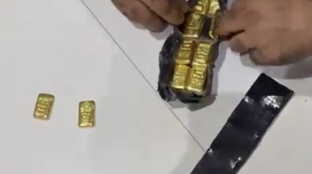 UÇAK TUVALETİNDEN 380 DOLARLIK ALTIN ÇIKTI