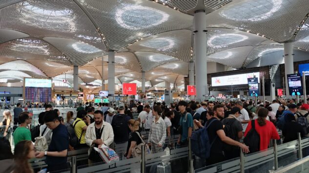 İSTANBUL HAVALİMANI’NDA ‘KARNE’ YOĞUNLUĞU