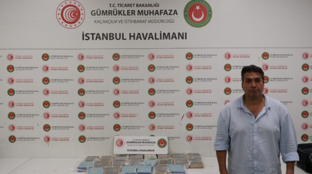 PİLOT KIYAFETLİ UYUŞTURUCU KURYESİ