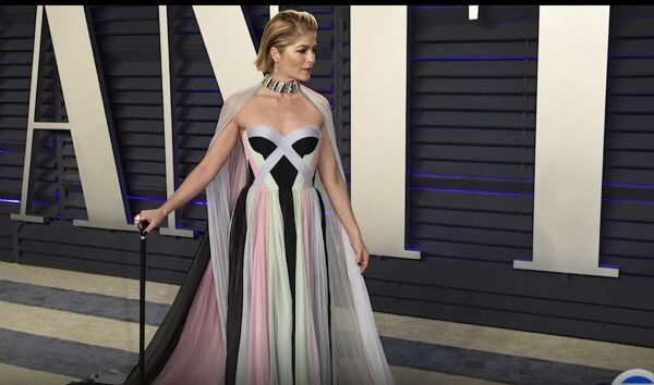 SELMA BLAIR UÇAKTA KABİN EKİBİNE SALDIRDI!