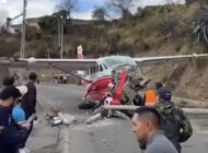 EKVATOR’DA UÇAK YOLA DÜŞTÜ