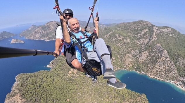 94 YAŞINDA YAMAÇ PARAŞÜTÜ YAPTI